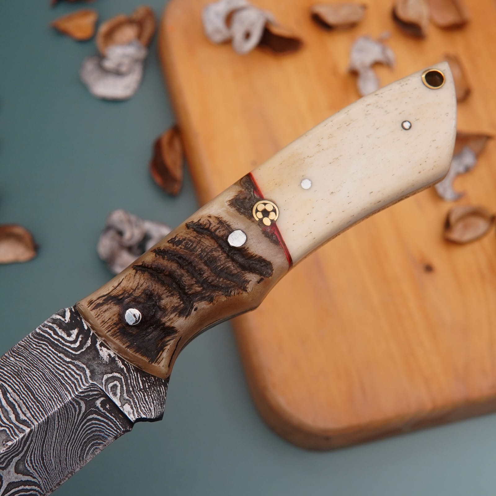 Handmade Damascus Steel Hunting Knife with Bone & Sheep Horn Handle - Image 4
